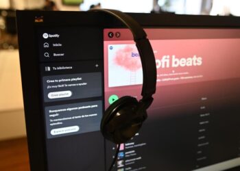 Spotify se llena de artistas falsos de IA que cantan covers para hacer dinero